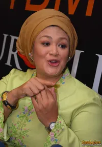 Dewi Hughes di Plaza Semanggi