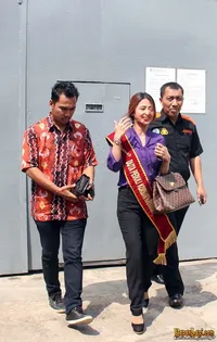 Dewi Perssik Kunjungi Rutan Wanita