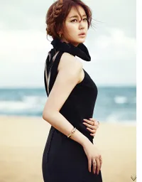 Di Pantai Yoon Eun Hye Tetap Cantik dan Anggun