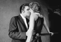 Dokumentasi Aksi Elvis Presley Saat Usia 21 Tahun