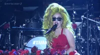 Dua Sisi Berbeda Lady Gaga Dalam Sebuah Show Yang Panas