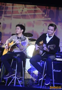 Duet Anak Kembar Chrisye Tampil Memukau di Konser Chrisye