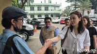Edward Akbar dan Kimberly Ryder Akhirnya Bertemu di Polres, Bahas Anak - Komunikasi yang Terputus