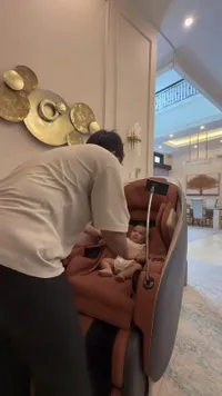 Ekspresi Arash Ditinggal Sang Ayah di Kursi Pijat, Anteng Sambil Senyum Sendiri