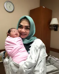 Ekspresi Bahagia Mama Rieta Sambut Baby Caca Tengker