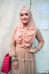 Ekspresi Ceria Edies Adelia Saat Cerita Alasan Cerai Diam-Diam