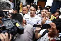 Ekspresi Kriss Hatta Jalani Sidang Perdana, Lebih Santai Karena Pengalaman