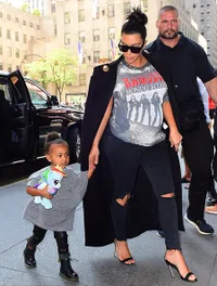 Ekspresi Lucu North West Kala Meledek Paparazzi, Bikin Gemas!