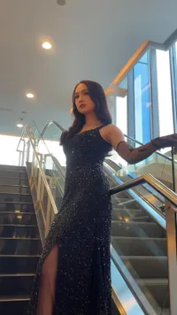 Ekspresinya Disorot Saat Bareng Maia Estianty, 10 Potret Detail Penampilan Laura Moane di Silet Awards 2024 - Elegan Pakai Gaun Hitam