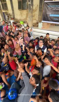 7 Potret El Putra Salurkan Bantuan untuk Anak-Anak Aceh, Ikut Belanja Hadiah