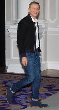 Elegan dan Bikin Iri, James Bond Pose Bareng Wanita-Wanitanya