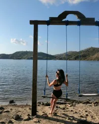 Emak-Emak Rasa ABG, Potret Body Goals Laura Basuki yang Sukses Bikin Netizen Iri - Foto Pakai Bikini Jadi Sorotan