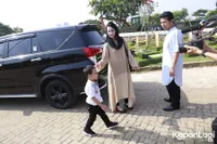 Emil Dardak Ziarah ke Makam Adik Bersama Arumi Bachsin & Keluarga