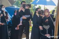 Erat Dalam Gendongan dan Ucap Dadah, 11 Potret Chloe Anak Asmirandah - Jonas Saat Hadiri Pemakaman Opa