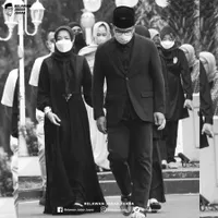 Eril Meninggal Dunia, Potret Ridwan Kamil Terduduk Lemas dan Menangis di Pelukan Sang Ibunda