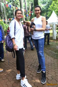 Eva Celia, Manuella dan Allea Anata Asyik Bercengkrama di Taman