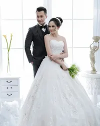 Eza Gionino & Istri Pamer Kemesraan di Pemotretan Sebelum Resepsi