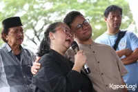 Ezra Mandira Kenang Kebaikan Sang Ibu, Dina Mariana di Hari Pemakamannya