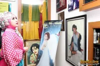 Edies Adelia Serahkan Plakat Nama Jalan Nike Ardilla
