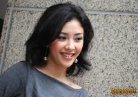 Egidia Savitri Lirik Bisnis Lain