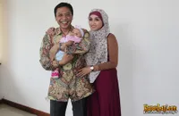 Ekspresi Bahagia Ahmad Fathanah Saat Didampingi Septy di Sidang