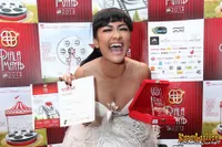 Ekspresi Konyol Bahagia Julia Perez Raih Piala Maya 2013