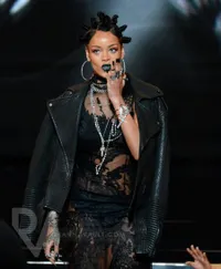 Ekspresi Rihanna Tertawakan Penampilan Ariana Grande