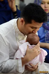 Ekspresi Sayang Emil Dardak Pada Putrinya - Lakeisha Ariestia
