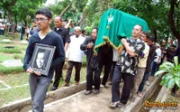 Elfa Secioria Dimakamkan di TPU Pondok Kelapa