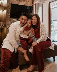 Family Goals! 8 Potret Keluarga Kecil Siti Badriah Joget Bareng - Xarena Gemesin Banget dan Hafal Gerakan 