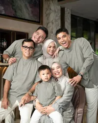 Family Photoshoot Terbaru Keluarga Haji Faisal, Fuji Tampil Cantik Berhijab
