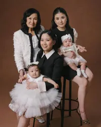 Family Potrait Valencia - Jessica Tanoe Bareng Anak dan Sang Nenek, Pancarkan Pesona Old Money
