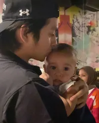 Fanboy Ganteng Cipung, Potret Rayyanza Dikeloni Angga Yunanda dan Diciumin Refal Hady