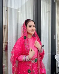 Fans Bollywood Garis Keras! 8 Potret Mempesona Putri Isnari Dalam Warna-Warni Sari India