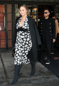 Fashion Hamil Chrissy Teigen, Tetap Cantik & Stylish Meski Buncit