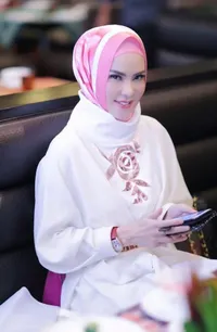 Fashion Mewah Hijabers Sosialita Angel Lelga, Cantik Menawan!