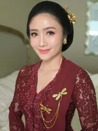 Potret Cantik Febby Rastanty Berkebaya dan Sanggul Klasik di Pernikahan Adik