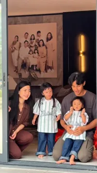 Felicya Angelista Ajarkan Anak Berbagi dari Kecil, Beri Sembako ke Warga