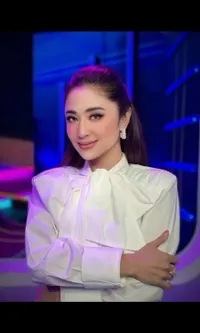 Fenomena 'Nyeleneh' Dewi Perssik, Cara Bernyanyi Memicu Banyak Kritik Tapi Bikin Namanya Selalu Eksis