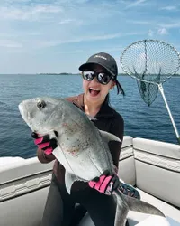 Fishing Date, 7 Potret Prilly Latuconsina dan Omara Esteghlal Kencan Mesra di Laut - Dapat Ikan Besar
