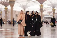 Fitri Ayu Ungkap Bahagia di Umroh Pertama Bersama Keluarga Besar