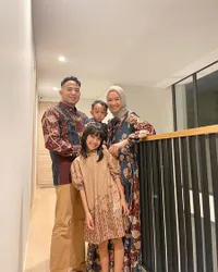 Fokus Jadi Ibu Rumah Tangga,  7 Potret Keharmonisan Keluarga Poppy Bunga