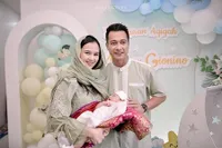 Foto-Foto Acara Akikah Baby Akshay Anak Ketiga Eza Gionino, Dihiasi Senyum Kebahagiaan & Tema Warna Hijau Pastel
