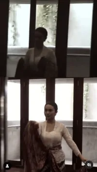Foto-foto Ariel Tatum Belajar Tari Tradisional Yogyakarta, Pesonanya Bak Putri Jawa - Anggun dan Luwes