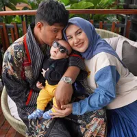 Foto-Foto Baby Air Anak Irish Bella dan Ammar Zoni yang Makin Menggemaskan, Pipi Chubby-nya Bikin Pengen Nyubit!