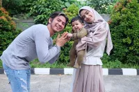 Foto-Foto Baby Syaki Anak Rizki DA yang Tumbuh Makin Besar dan Tampan, Punya Mata Bulan dan Rambut Super Lebat
