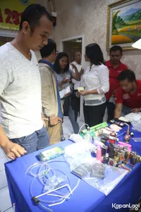 Foto-Foto Barang Bukti Aa Gatot Brajamusti Gunakan Narkoba