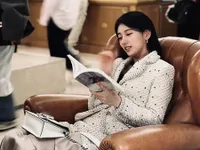 Foto-Foto Behind The Scene Bae Suzy Saat Syuting Drakor 'ANNA', Pamer Pesona Cantik Alami - Gaya Glamor!