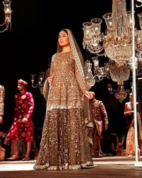 Foto-Foto Belakang Layar Kareena Kapoor di Catwalk LFW, Seru Abis