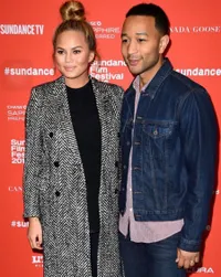 Foto-Foto Cantik Chrissy Teigen Saat Hamil, Pamer Perut Buncit